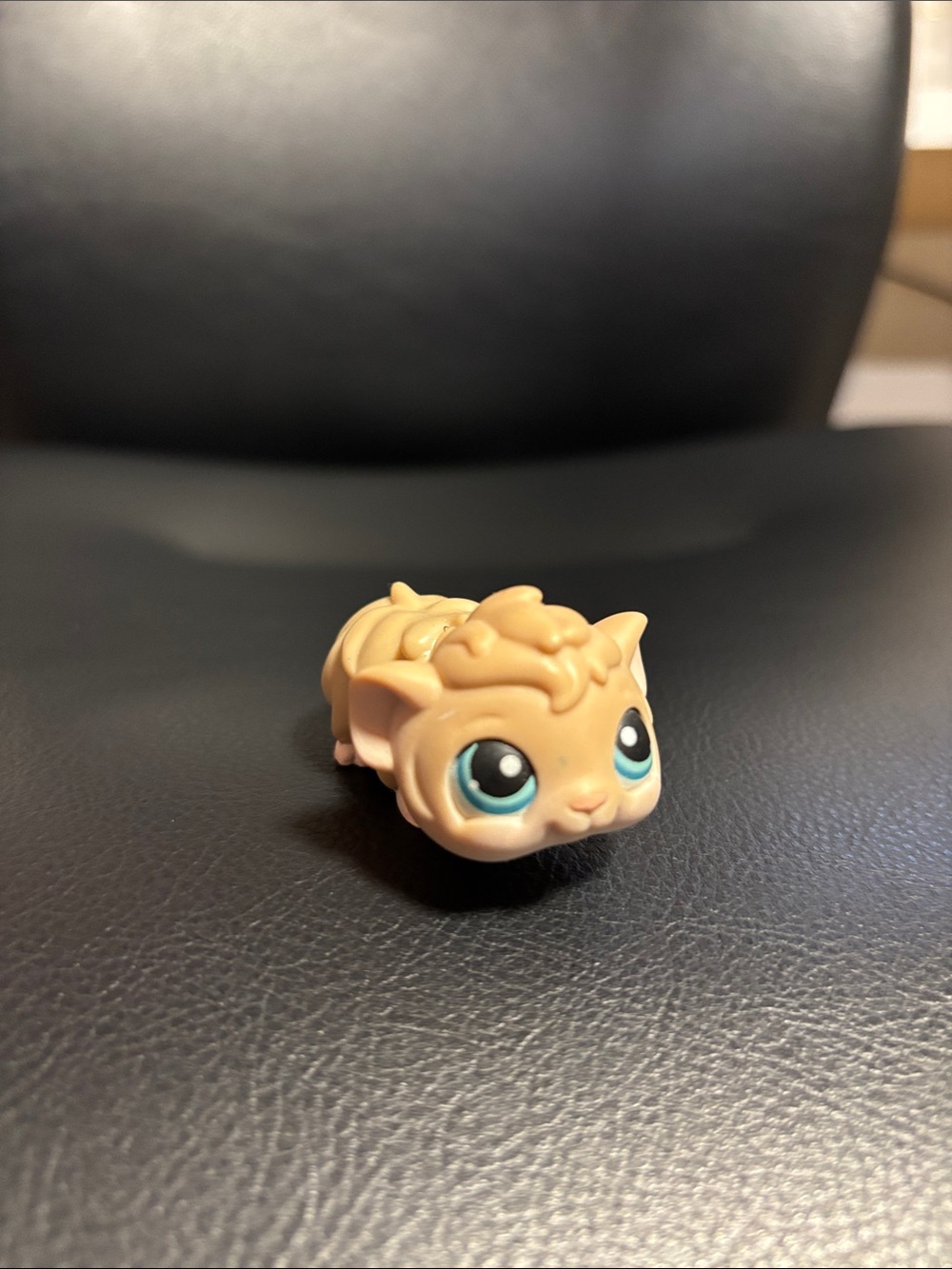 Littlest Pet Shop LPS #157 Cream/Tan Guiana Pig with Blue Eyes